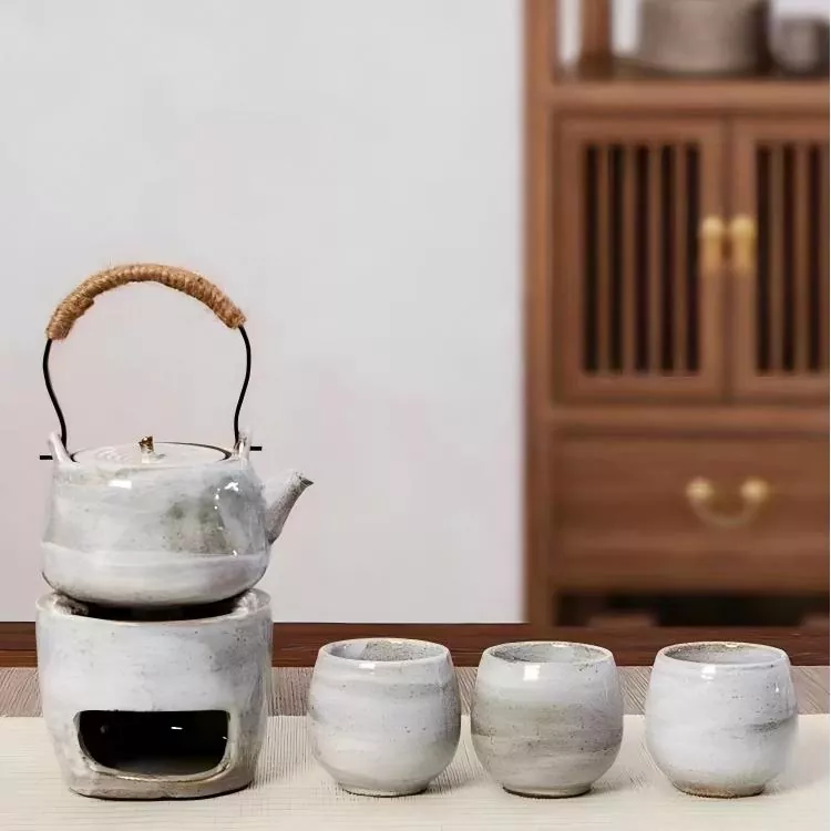 Tea Cup truyền thống với ấm trà